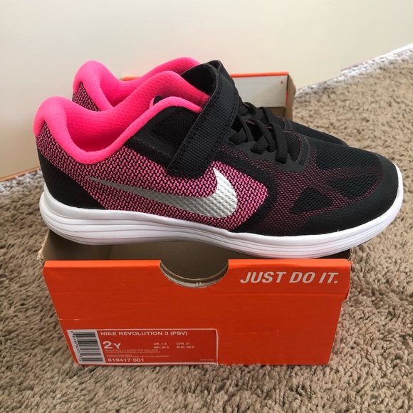 nike revolution girls